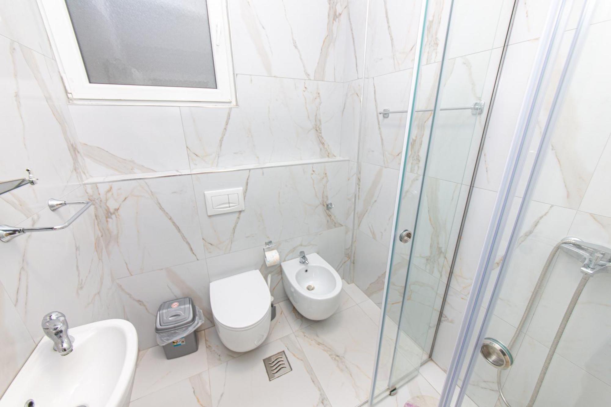 Luxury 2 * Vlore